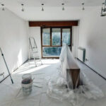 Servicios-Pintura-en-General-terminando-de-pintar-cuarto-Constructora1000Oficios